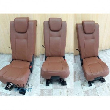 Toyota Sequoia Platinum - среднее сиденье дивана